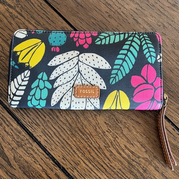 FOSSIL Eliza Dark Floral Botanical Design Zip Around Clutch Wallet - Picture 1 of 11